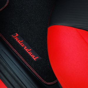 Spredaj velur talne preproge, črne barve z rdečimi šivi